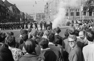Provo's throwing smoke bombs at the parade on royal 'Prinsjesdag' 1966. Courtesy of Nationaal Archief, Den Haag; NL-HaNA, ANEFO / neg. stroken, 1945-1989, 2.24.01.05, bestandeelnummer 919-5794, licentie CC-BY-SA