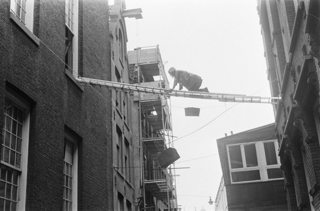 The airbridge between the Auditorium and the Maagdenhuis, which was the supply route of the occupation.  Photographed by Rob Mieremet, courtesy of Nationaal Archief Den Haag; NL-HaNA, ANEFO / neg. stroken, 1945-1989, 2.24.01.05, bestandeelnummer 922-4250, licentie CC-BY-SA